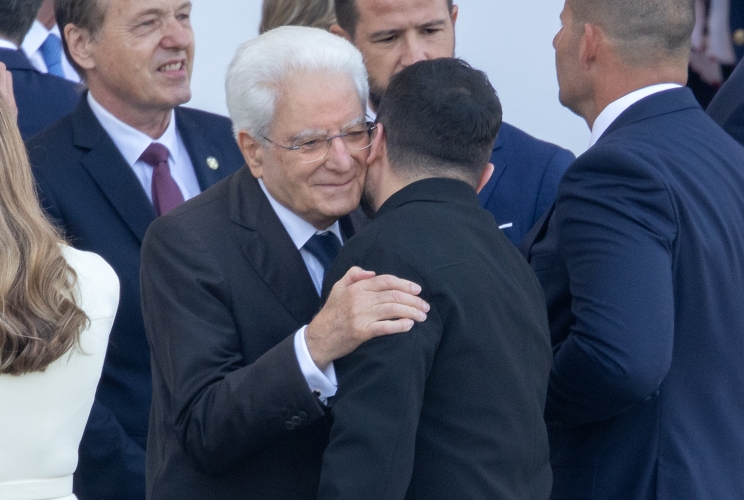 Il Presidente Sergio Mattarella alla parata militare, in occasione della festa nazionale francese, saluta il presidente ucraino Volodymyr Zelensky