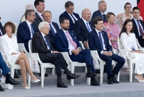 Il Presidente Sergio Mattarella assiste alla parata militare, in occasione della festa nazionale francese