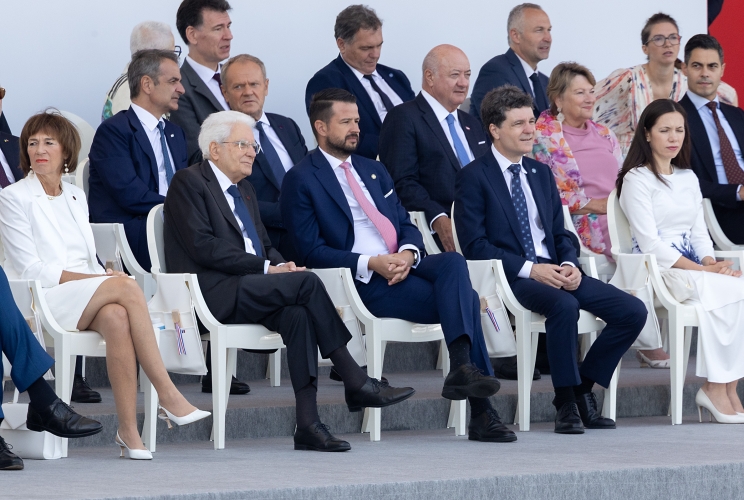 Il Presidente Sergio Mattarella assiste alla parata militare, in occasione della festa nazionale francese