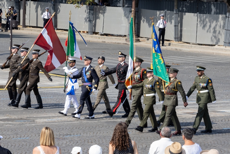 Il tricolore italiano sfila alla parata militare a Parigi, in occasione della festa nazionale francese