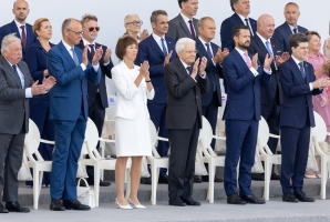 Il Presidente Mattarella alla parata militare in occasione della Festa Nazionale francese
