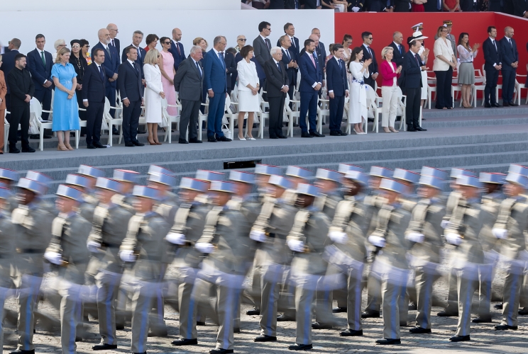 Il Presidente Sergio Mattarella assiste alla parata militare, in occasione della festa nazionale francese
