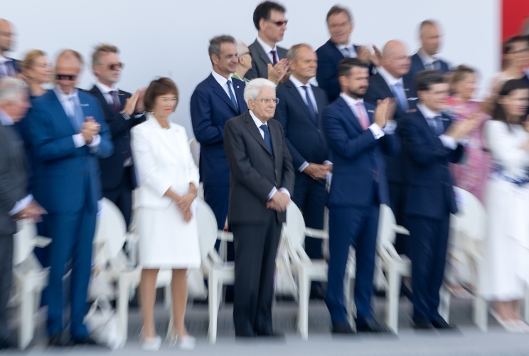 Il Presidente Sergio Mattarella assiste alla parata militare, in occasione della festa nazionale francese
