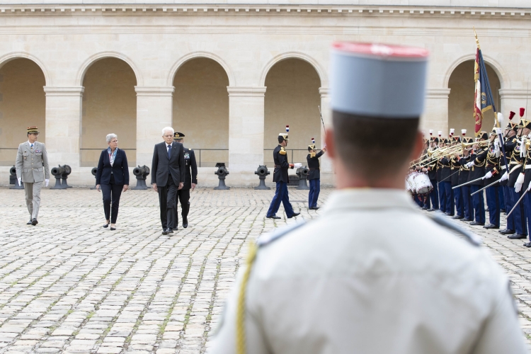 Il Presidente della Repubblica Sergio Mattarella all'Hôtel des Invalides,durante gli onori militari,in occasione della visita di Stato nella Repubblica di Francia. 
