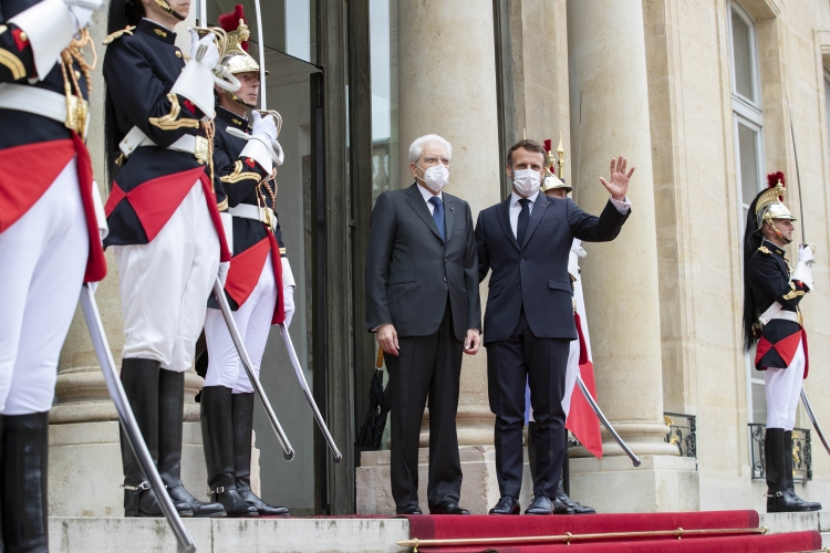 Il Presidente della Repubblica Sergio Mattarella arriva al Palais de l’Elysée,accolto da Emmanuel Macron,Presidente della Repubblica Francese,in occasione della visita di Stato nella Repubblica di Francia. 
(Foto di Francesco Ammendola - Ufficio per la Stampa e la Comunicazione della Presidenza della Repubblica)