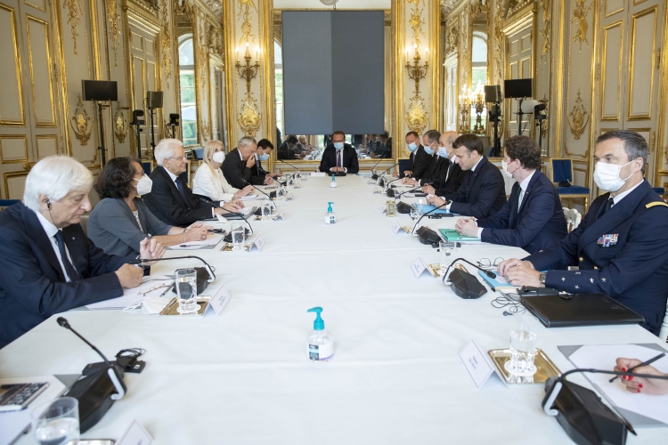 Il Presidente della Repubblica Sergio Mattarella con Emmanuel Macron, Presidente della Repubblica Francese, durante i colloqui