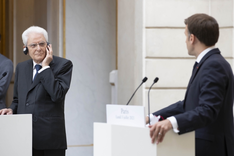 Il Presidente della Repubblica Sergio Mattarella con Emmanuel Macron, Presidente della Repubblica Francese, nel Salon du jardin d’hiver, durante le dichiarazioni alla stampa