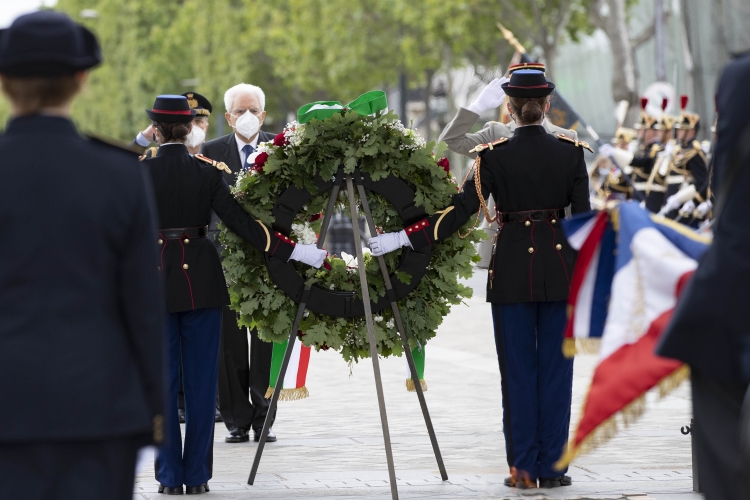Il Presidente della Repubblica Sergio Mattarella all’Arc de Triomphe, durante la cerimonia di deposizione di una corona di fiori al Monumento del Milite Ignoto