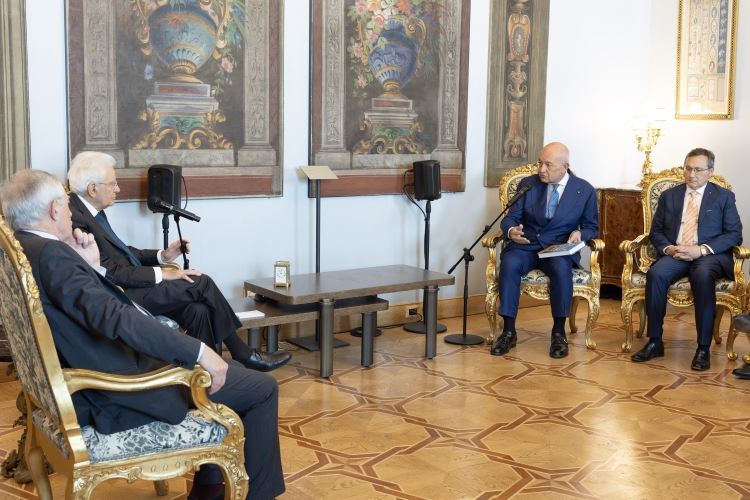 Il Presidente Sergio Mattarella con Augusto dell'Erba, Presidente di Federcasse - Federazione Italiana Banche di Credito Cooperativo unitamente ad una delegazione
