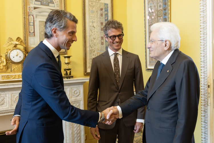 Il Presidente Sergio Mattarella saluta Nicola Drago  Vice Presidente della Holding De Agostini SpA  
