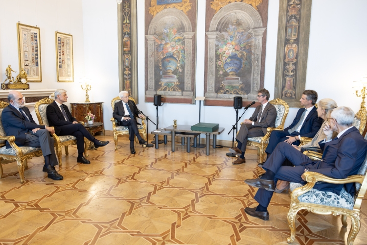 Il Presidente Sergio Mattarella con Enrico Drago e con  Nicola Drago, rispettivamente Presidente e Vice Presidente della Holding De Agostini SpA
