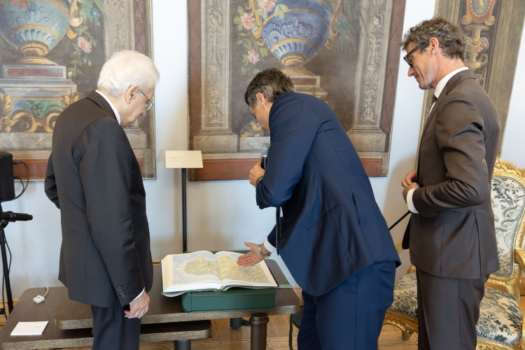 Il Presidente Sergio Mattarella con Enrico Drago e con  Nicola Drago, rispettivamente Presidente e Vice Presidente della Holding De Agostini SpA
