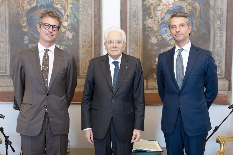 Il Presidente Sergio Mattarella con Enrico Drago e con  Nicola Drago, rispettivamente Presidente e Vice Presidente della Holding De Agostini SpA
