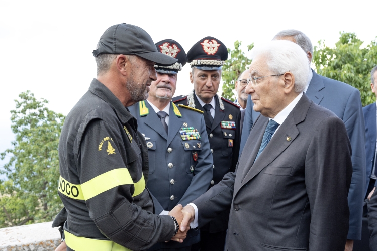 Il Presidente della Repubblica Sergio Mattarella al Castello Utveggio saluta il comandante Provinciale dei Vigili del Fuoco
