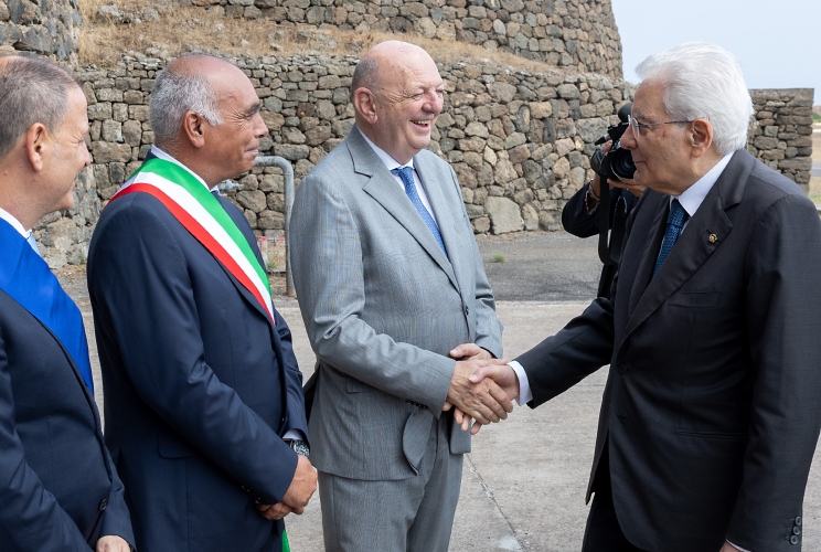Il Presidente Sergio Mattarella accolto da Gilberto Pichetto Fratin, Ministro dell’ambiente e della sicurezza energetica, Fabrizio D’Ancona, Sindaco di Pantelleria, Salvatore Quinci, Presidente del Libero Consorzio Comunale di Trapani,  in occasione della cerimonia per la celebrazione del decennale di istituzione del Parco Nazionale Isola di Pantelleria