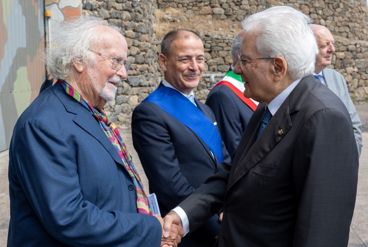 Il Presidente Sergio Mattarella accolto da  Italo Cucci, Presidente Ente Parco Nazionale Isola di Pantelleria in occasione della cerimonia per la celebrazione del decennale di istituzione del Parco Nazionale Isola di Pantelleria
