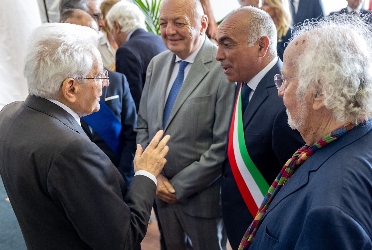 Il Presidente Sergio Mattarella accolto con Gilberto Pichetto Fratin, Ministro dell’ambiente e della sicurezza energetica, Fabrizio D’Ancona, Sindaco di Pantelleria, e Italo Cucci, Presidente Ente Parco Nazionale Isola di Pantelleria in occasione della cerimonia per la celebrazione del decennale di istituzione del Parco Nazionale Isola di Pantelleria