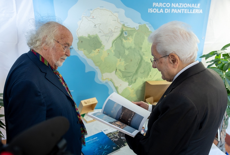 Il Presidente Sergio Mattarella con Italo Cucci, Presidente Ente Parco Nazionale Isola di Pantelleria in occasione della cerimonia per la celebrazione del decennale di istituzione del Parco Nazionale Isola di Pantelleria