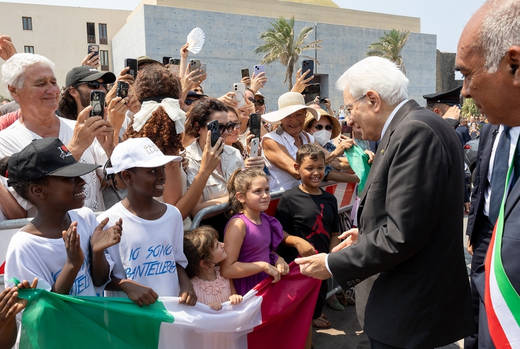  Il Presidente Sergio Mattarella accompagnato da Fabrizio D’Ancona, Sindaco di Pantelleria,  effettua una visita della città