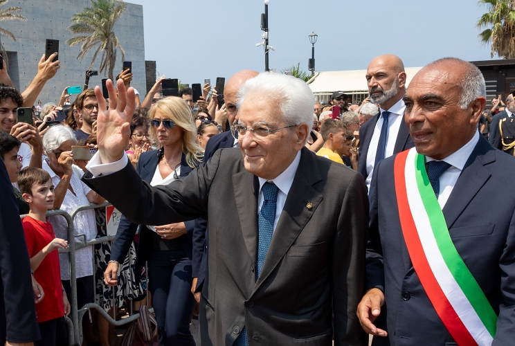 Il Presidente Sergio Mattarella accompagnato da Fabrizio D’Ancona, Sindaco di Pantelleria,  effettua una visita della città
