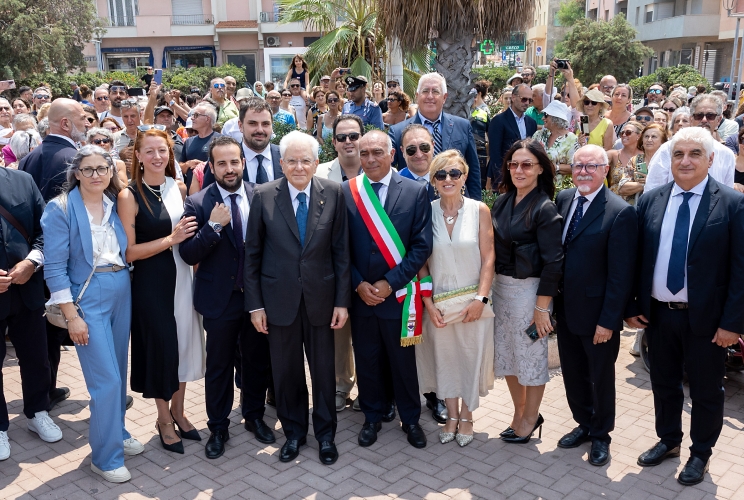 Il Presidente Sergio Mattarella accompagnato da Fabrizio D’Ancona, Sindaco di Pantelleria,  effettua una visita della città