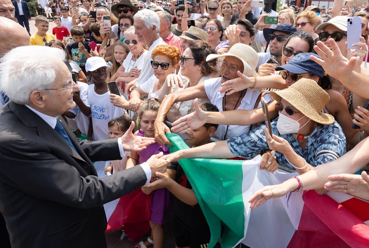 Il Presidente Sergio Mattarella accompagnato da Fabrizio D’Ancona, Sindaco di Pantelleria,  effettua una visita della città