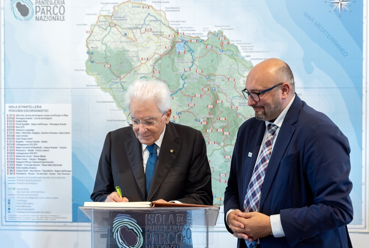 Il Presidente Sergio Mattarella accompagnato da Carmine Vitale, Direttore f.f. dell’Ente Parco Nazionale Isola di Pantelleria, visita il Museo Geonaturalistico
