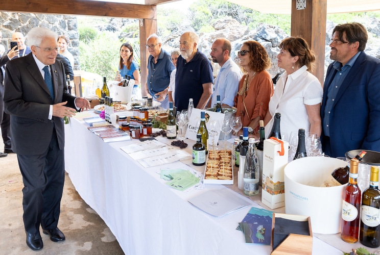 Il Presidente Sergio Mattarella saluta una rappresentanza di produttori agricoli dell’Isola, i cui terreni sono soggetti ai vincoli del Parco
