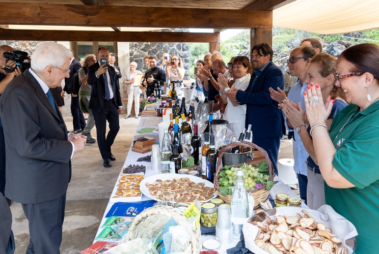 Il Presidente Sergio Mattarella saluta una rappresentanza di produttori agricoli dell’Isola, i cui terreni sono soggetti ai vincoli del Parco