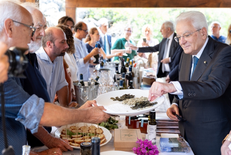 Il Presidente Sergio Mattarella saluta una rappresentanza di produttori agricoli dell’Isola, i cui terreni sono soggetti ai vincoli del Parco