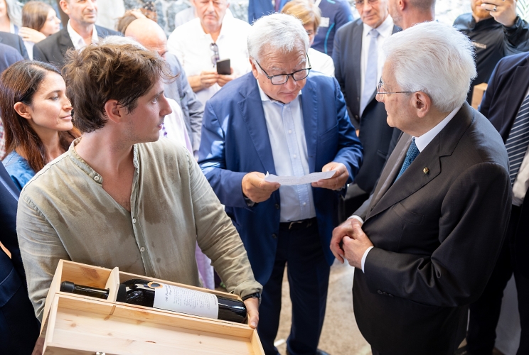  Il Presidente Sergio Mattarella saluta una rappresentanza di produttori agricoli dell’Isola, i cui terreni sono soggetti ai vincoli del Parco