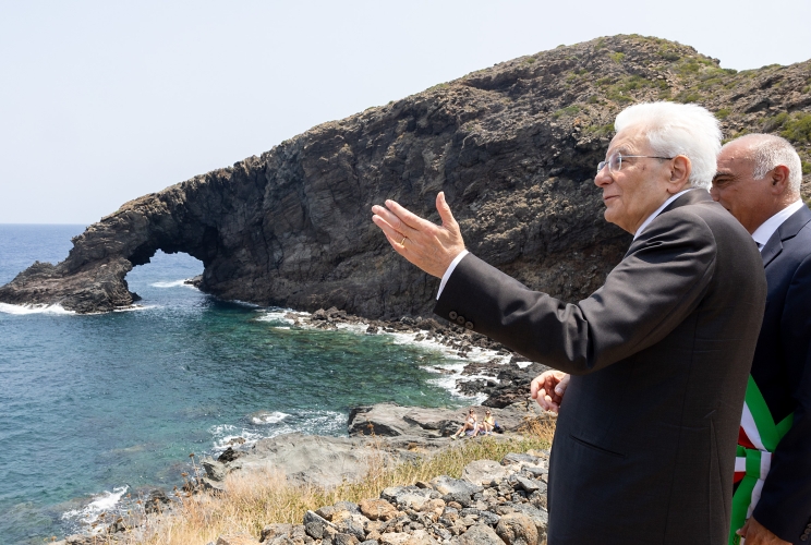 Il Presidente Sergio Mattarella accompagnato da Fabrizio D’Ancona, Sindaco di Pantelleria, effettua una visita all’Arco dell’Elefante