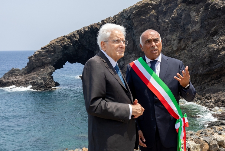 Il Presidente Sergio Mattarella accompagnato da Fabrizio D’Ancona, Sindaco di Pantelleria, effettua una visita all’Arco dell’Elefante