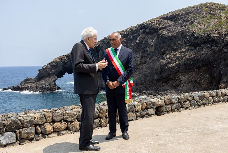  Il Presidente Sergio Mattarella accompagnato da Fabrizio D’Ancona, Sindaco di Pantelleria, effettua una visita all’Arco dell’Elefante