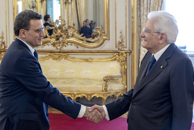 Il Presidente Sergio Mattarella accoglie Alfonso Raimo, Presidente dell’Associazione Stampa Parlamentare, in occasione dell'incontro con i componenti dell’Associazione Stampa Parlamentare, i Direttori dei quotidiani e delle agenzie giornalistiche e i giornalisti accreditati presso il Quirinale per la consegna del Ventaglio da parte dell’Associazione Stampa Parlamentare