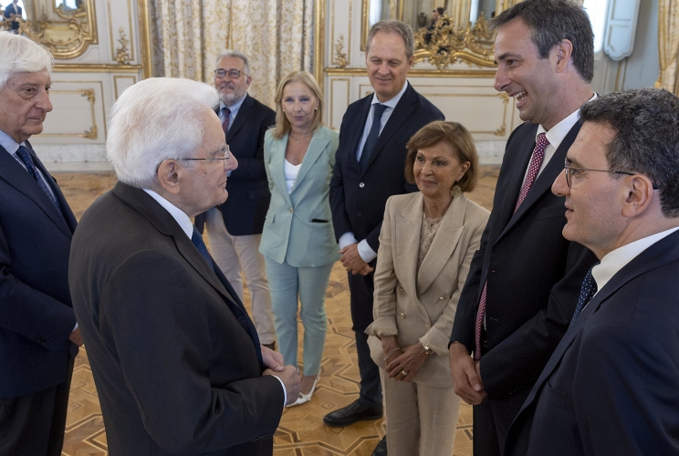 Il Presidente Sergio Mattarella con Alfonso Raimo e Tommaso Ciriaco, rispettivamente Presidente e Segretario dell’Associazione Stampa Parlamentare, Carlo Bartoli e Paola Spadari, rispettivamente 
Presidente e Segretaria del Consiglio Nazionale dell’Ordine dei Giornalisti, Alessandra Costante, Segretaria generale della Federazione Nazionale Stampa Italiana e Enrico Giovanni Battista Fornaroli, Direttore dell’Accademia di Belle Arti di Bologna, in occasione della cerimonia di consegna del Ventaglio da parte dell’Associazione Stampa Parlamentare