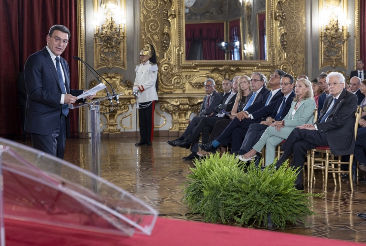 L'intervento di Alfonso Raimo, Presidente dell’Associazione Stampa Parlamentare, dinanzi al Presidente Sergio Mattarella, in occasione della cerimonia di consegna del Ventaglio da parte dell’Associazione Stampa Parlamentare