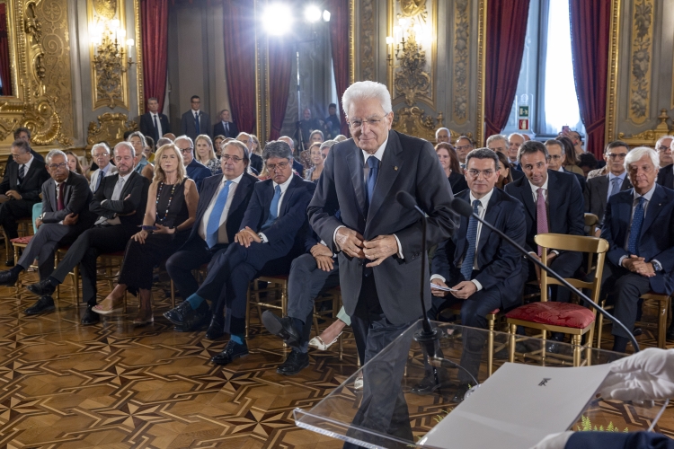 Il Presidente Sergio Mattarella rivolge il suo indirizzo di saluto in occasione dell'incontro con i componenti dell’Associazione Stampa Parlamentare, i Direttori dei quotidiani e delle agenzie giornalistiche e i giornalisti accreditati presso il Quirinale per la consegna del Ventaglio da parte dell’Associazione Stampa Parlamentare