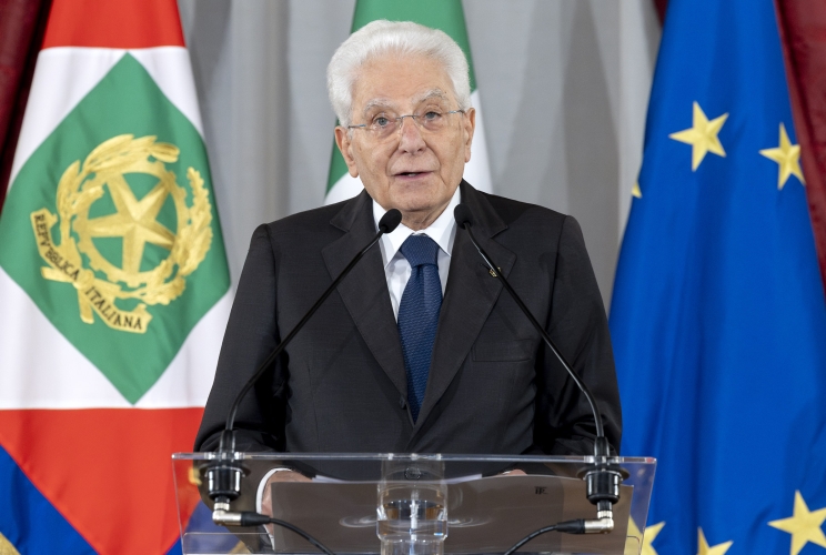 Il Presidente Sergio Mattarella rivolge il suo indirizzo di saluto in occasione dell'incontro con i componenti dell’Associazione Stampa Parlamentare, i Direttori dei quotidiani e delle agenzie giornalistiche e i giornalisti accreditati presso il Quirinale per la consegna del Ventaglio da parte dell’Associazione Stampa Parlamentare