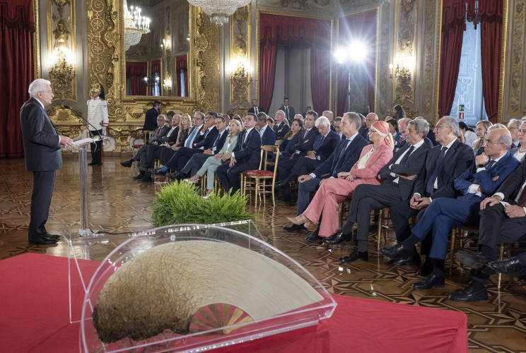 Il Presidente Sergio Mattarella rivolge il suo indirizzo di saluto in occasione dell'incontro con i componenti dell’Associazione Stampa Parlamentare, i Direttori dei quotidiani e delle agenzie giornalistiche e i giornalisti accreditati presso il Quirinale per la consegna del Ventaglio da parte dell’Associazione Stampa Parlamentare
