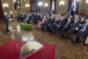 Il Presidente Sergio Mattarella rivolge il suo indirizzo di saluto in occasione dell'incontro con i componenti dell’Associazione Stampa Parlamentare, i Direttori dei quotidiani e delle agenzie giornalistiche e i giornalisti accreditati presso il Quirinale per la consegna del Ventaglio da parte dell’Associazione Stampa Parlamentare