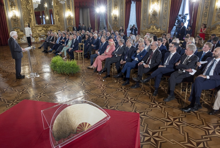 Il Presidente Sergio Mattarella rivolge il suo indirizzo di saluto in occasione dell'incontro con i componenti dell’Associazione Stampa Parlamentare, i Direttori dei quotidiani e delle agenzie giornalistiche e i giornalisti accreditati presso il Quirinale per la consegna del Ventaglio da parte dell’Associazione Stampa Parlamentare
