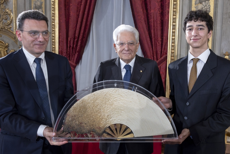 Il Presidente Sergio Mattarella riceve il Ventaglio da parte dell’Associazione Stampa Parlamentare, consegnato da Alfonso Raimo, Presidente dell’Associazione Stampa Parlamentare e dall'autore  Piero Malatesta Piano 