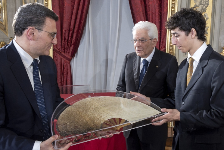 Il Presidente Sergio Mattarella riceve il Ventaglio da parte dell’Associazione Stampa Parlamentare, consegnato da Alfonso Raimo, Presidente dell’Associazione Stampa Parlamentare e dall'autore  Piero Malatesta Piano 