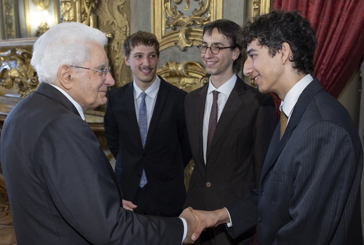 Il Presidente Sergio Mattarella saluta Piero Malatesta Piano, autore del Ventaglio 