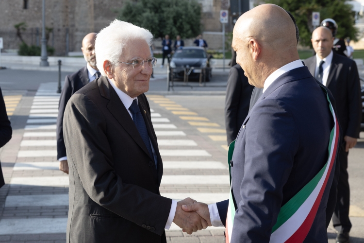 Il Presidente della Repubblica Sergio Mattarella accolto da Pietro Bitetti, Sindaco di Taranto, in occasione della cerimonia di apertura dei XX Giochi del Mediterraneo Taranto 2026  
