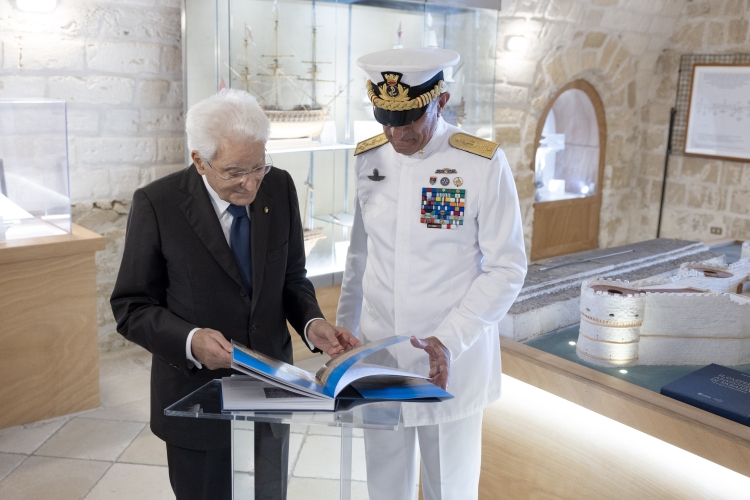 Il Presidente della Repubblica Sergio Mattarella con l'Amm. Sq. Giuseppe Berutti Bergotto, Capo di Stato Maggiore della Marina militare, in occasione della cerimonia di apertura dei XX Giochi del Mediterraneo Taranto 2026  
