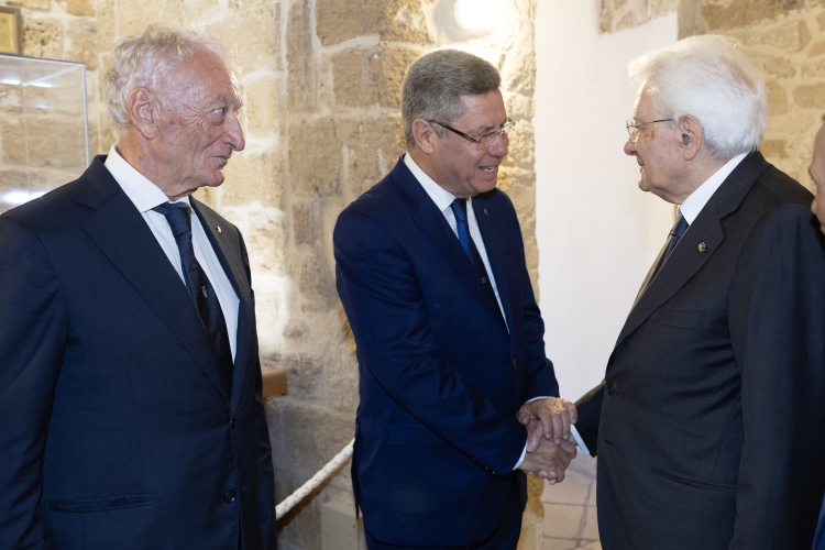 Il Presidente della Repubblica Sergio Mattarella saluta Meherez Boussayene, Presidente f.f. del Comitato Internazionale dei Giochi del Mediterraneo (CIGM), e Luciano Buonfiglio, Presidente del Comitato Olimpico Nazionale, in occasione della cerimonia di apertura dei XX Giochi del Mediterraneo Taranto 2026  
