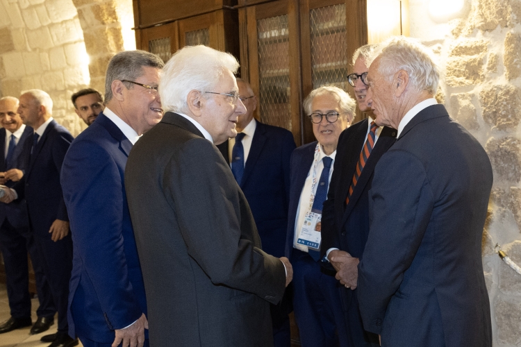 Il Presidente della Repubblica Sergio Mattarella con Meherez Boussayene, Presidente f.f. del Comitato Internazionale dei Giochi del Mediterraneo (CIGM), e Luciano Buonfiglio, Presidente del Comitato Olimpico Nazionale, in occasione della cerimonia di apertura dei XX Giochi del Mediterraneo Taranto 2026  
