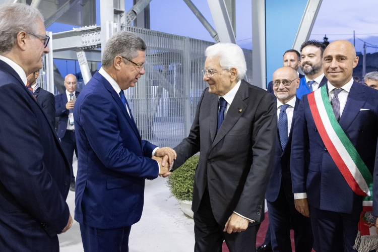 Il Presidente della Repubblica Sergio Mattarella accolto da Meherez Boussayene, Presidente f.f. del Comitato Internazionale dei Giochi del Mediterraneo (CIGM), in occasione della cerimonia di apertura dei XX Giochi del Mediterraneo Taranto 2026  
